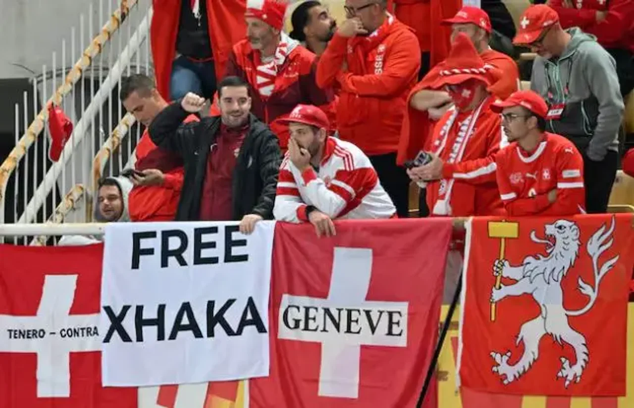 Foto: Tifozët zviceranë i dalin në krah Granit Xhakës: “Free Xhaka” në Shkup
