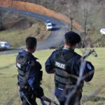 Foto: Nëntë persona ndalohen për 48 orë në Zubin Potok, dyshohen për krime lufte