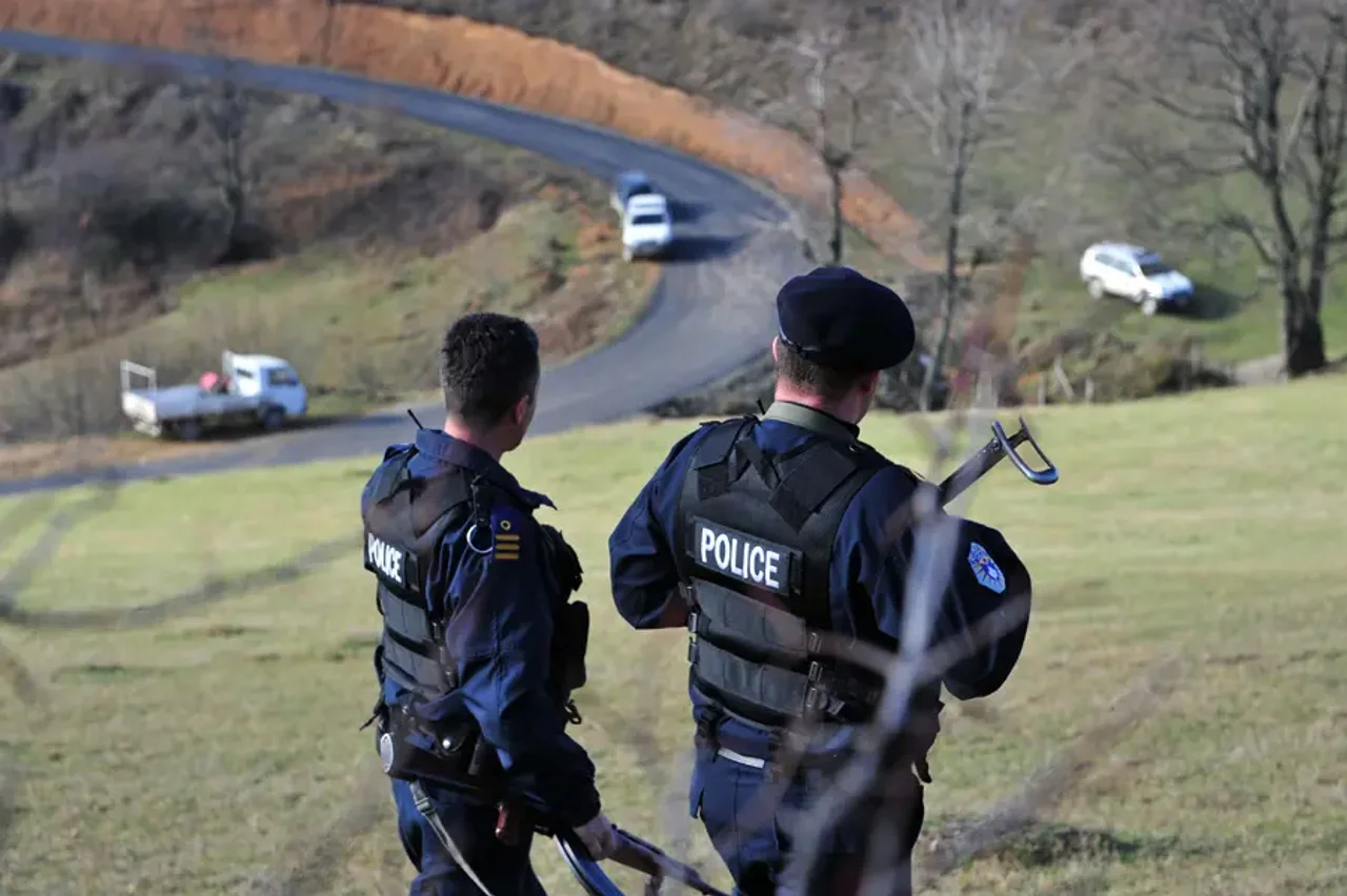 Foto: Nëntë persona ndalohen për 48 orë në Zubin Potok, dyshohen për krime lufte