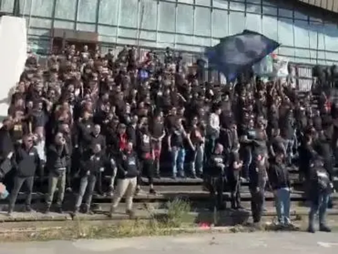 Foto: Tifogrupet mblidhen në Prishtinë në mbështetje të ish-krerëve të UÇK-së