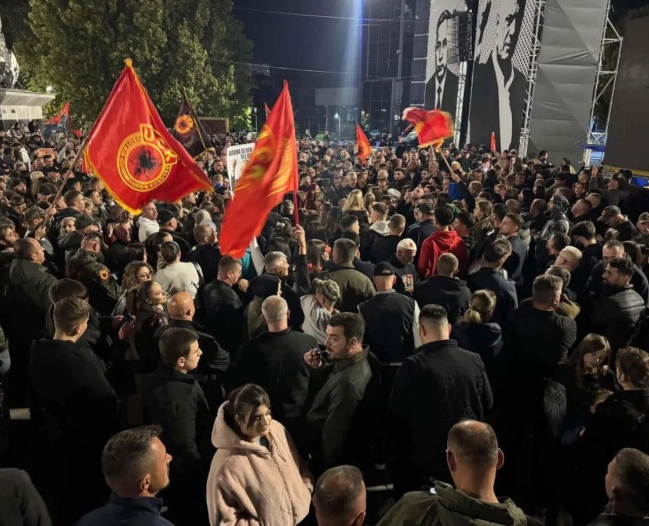 Foto: Nata e 12-të e protestës nis në sheshin “Skënderbeu”