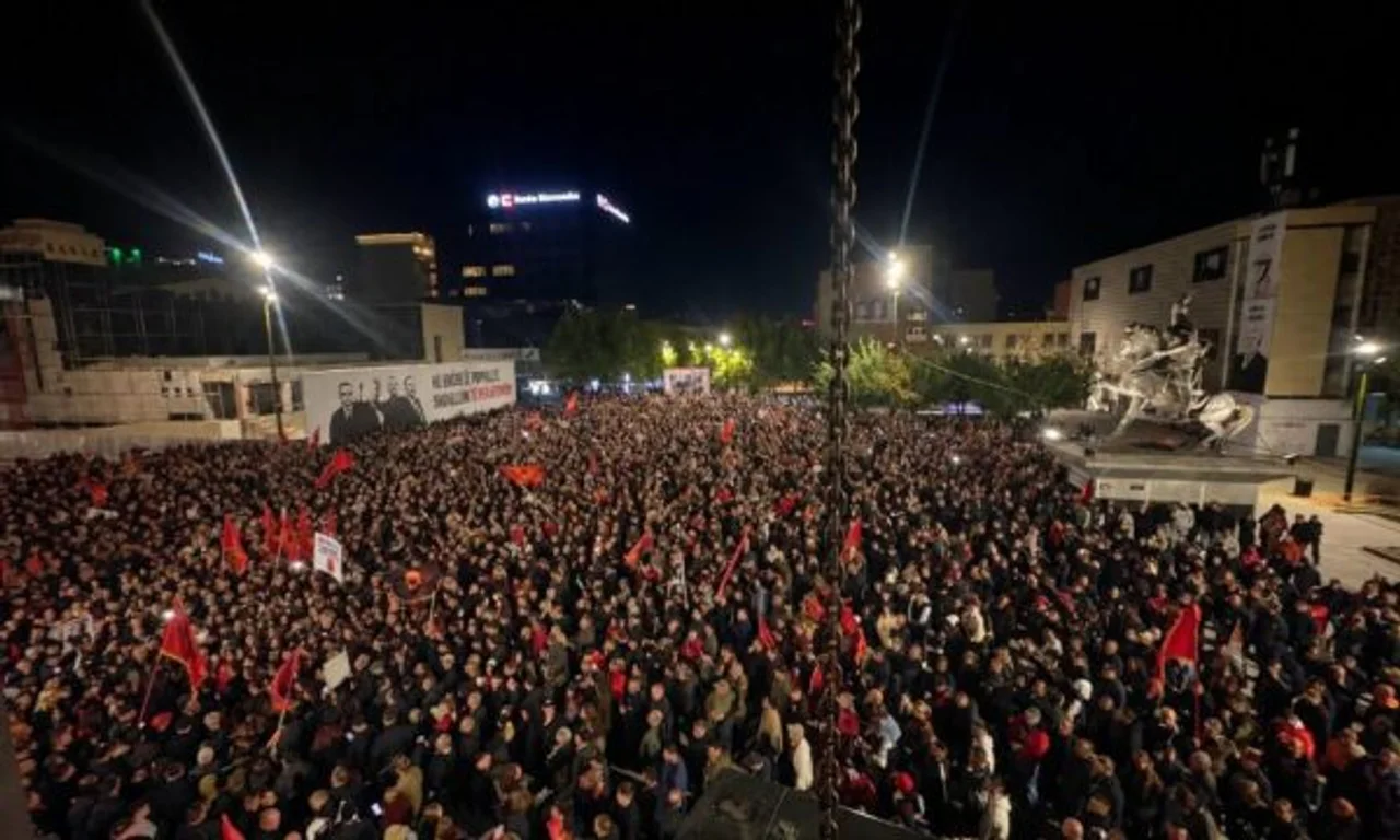 Foto: Nata e 13-të në Prishtinë: sheshi mbushet në mbështetje të ish-krerëve të UÇK-së