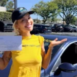 Foto: Pas 12 vjetësh, Rita Ora kalon testin e vozitjes