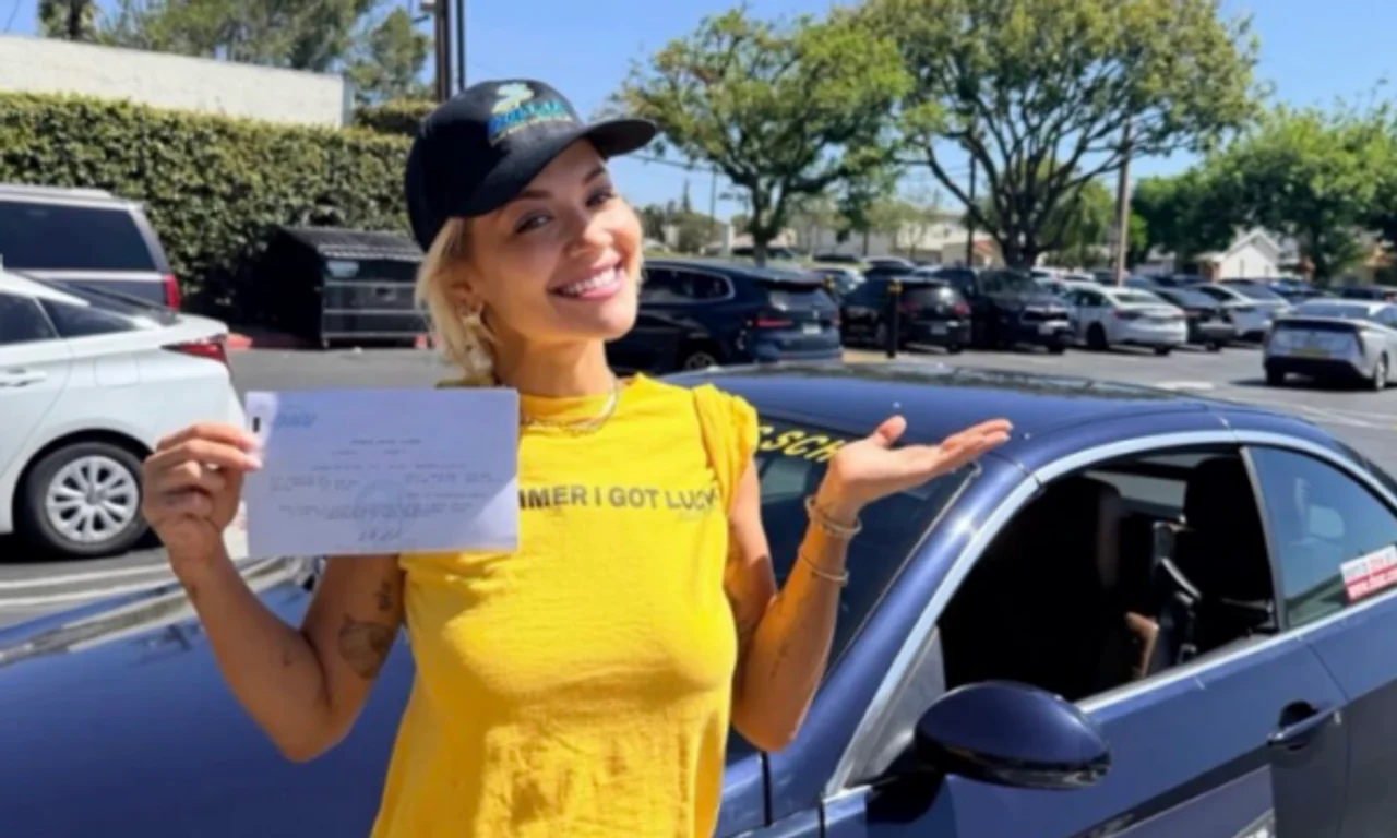 Foto: Pas 12 vjetësh, Rita Ora kalon testin e vozitjes