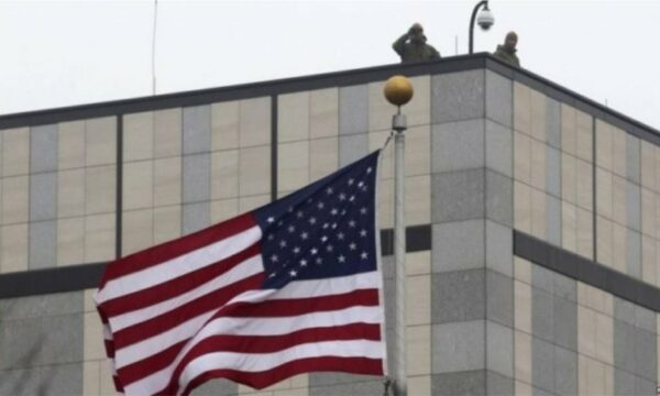 Protesta në sheshin “Skënderbeu”, Ambasada amerikane kërkon shmangien