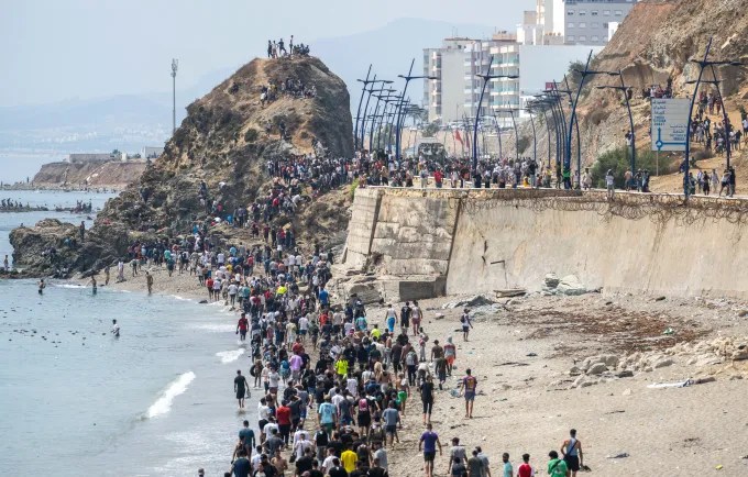 Gjykata spanjolle nis hetim penal pas hyrjes së mbi 70 mijë migrantëve në Ceuta