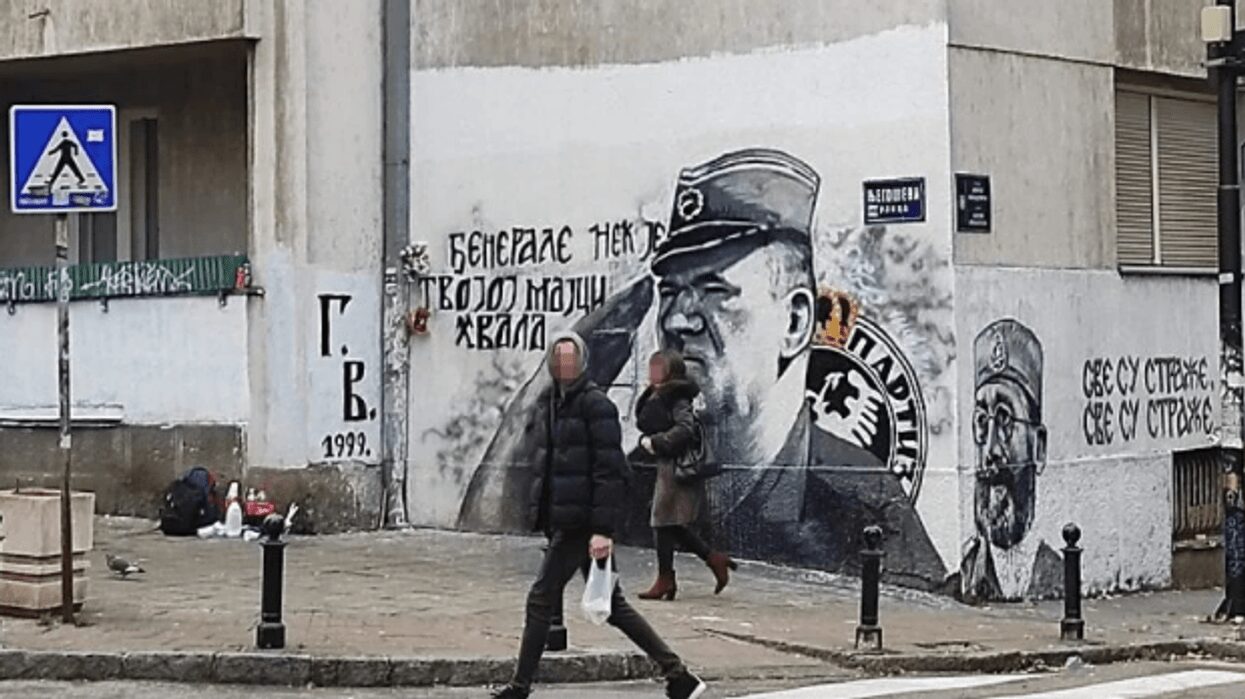 Trupi i Ratko Mlladiqit mbërrin në Beograd, gjashtë ushtarë bartin arkivolin