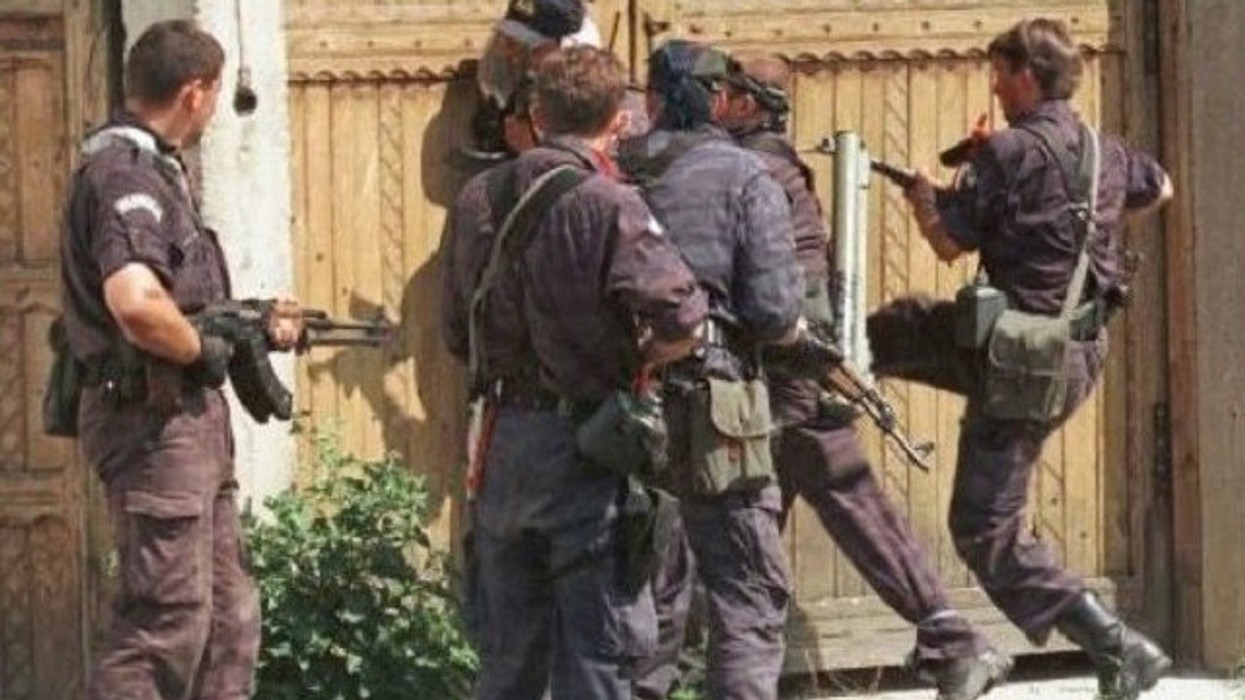 Foto: Operacion i gjerë në veri për krime lufte, rreth 10 të dyshuar në shënjestër