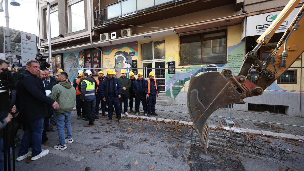Rrjedhje uji në rrugën “Rexhep Luci”, ndërhyrja vështirësohet nga betoni