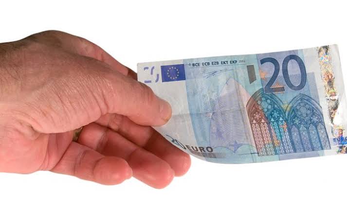 Në Bërnjakë dyshohet se tentoi t’i japë 20 euro policit, ndalohet 48 orë