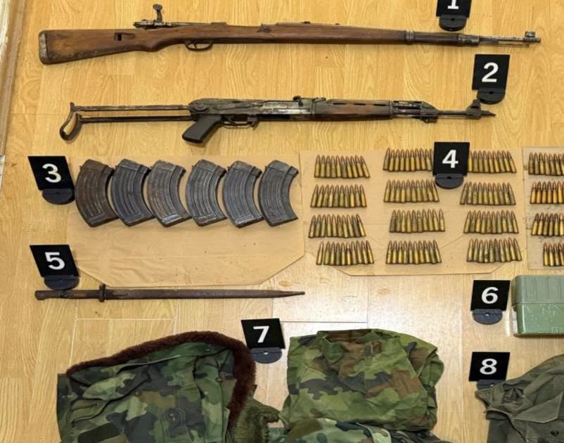 Foto: Arsenal në një shtëpi të pabanuar në Zubin Potok, konfiskohen armë