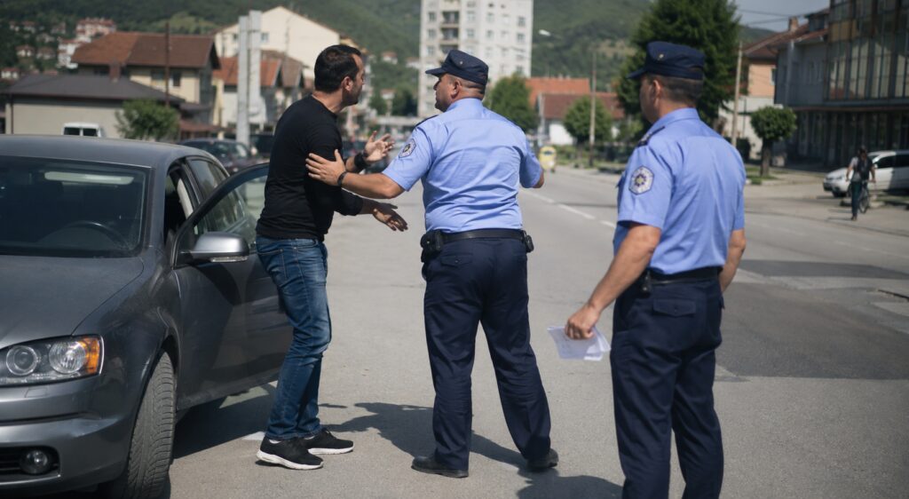 Tiketë trafiku eskalon në përleshje në Kaçanik, tre policë marrin trajtim