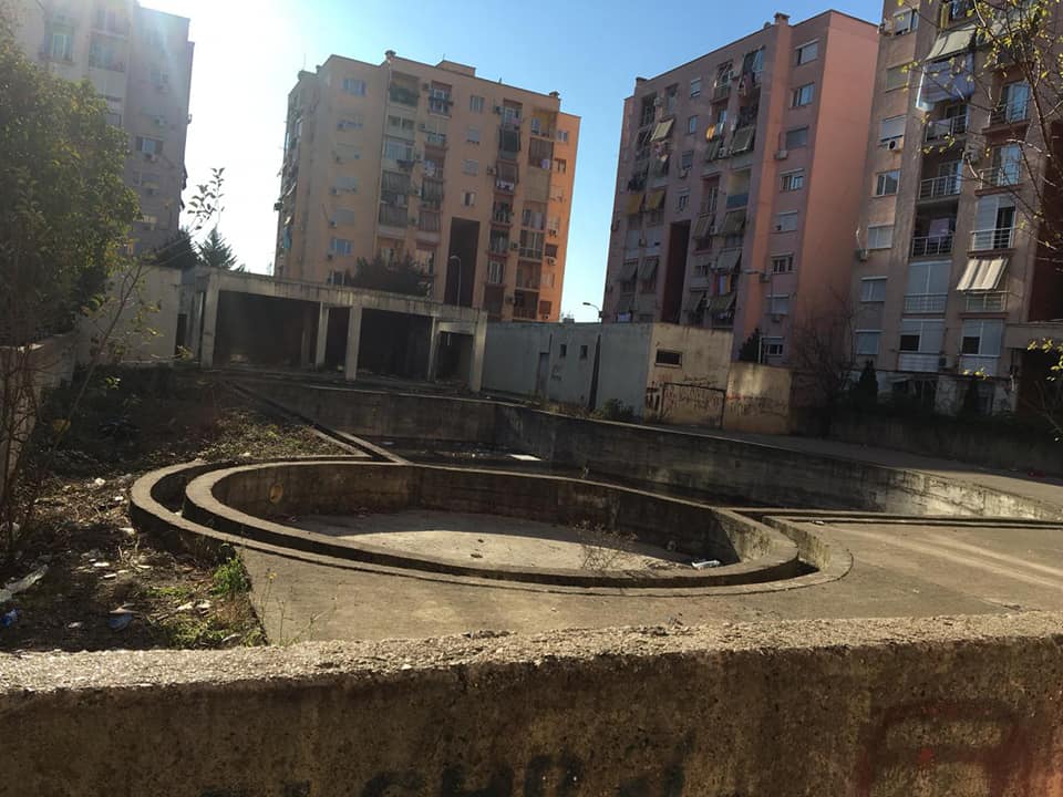 Banorët në Hereq ngrenë alarmin: ujërat e zeza dalin në rrugë