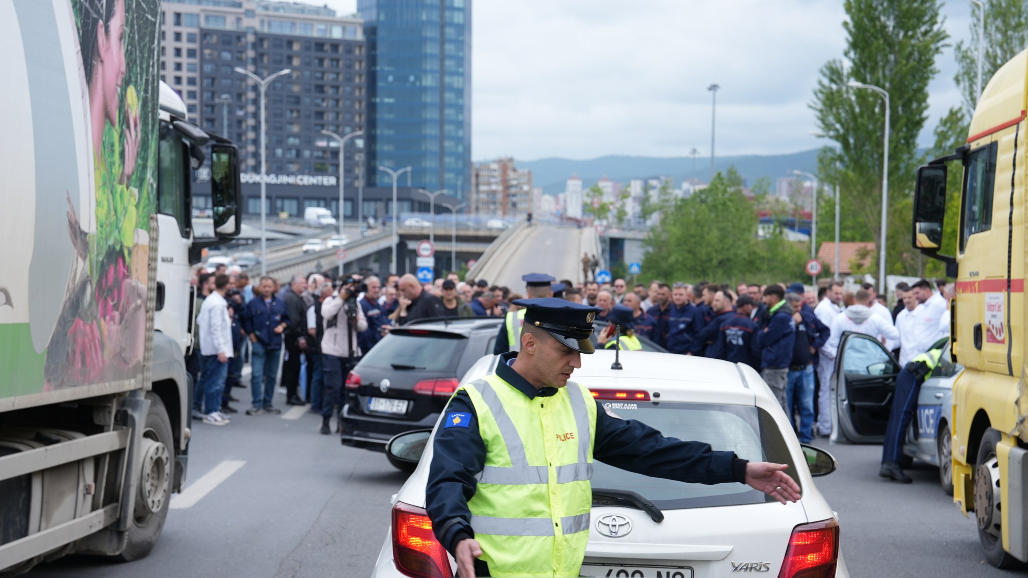 Foto: Klestor Veseli nga protesta në Prishtinë: Dëgjojeni zërin e popullit