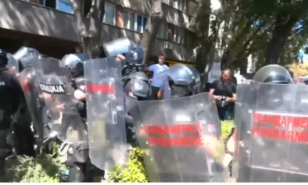 Tensione në Nish, policia bllokon protestuesit që marshonin drejt Vuçiqit