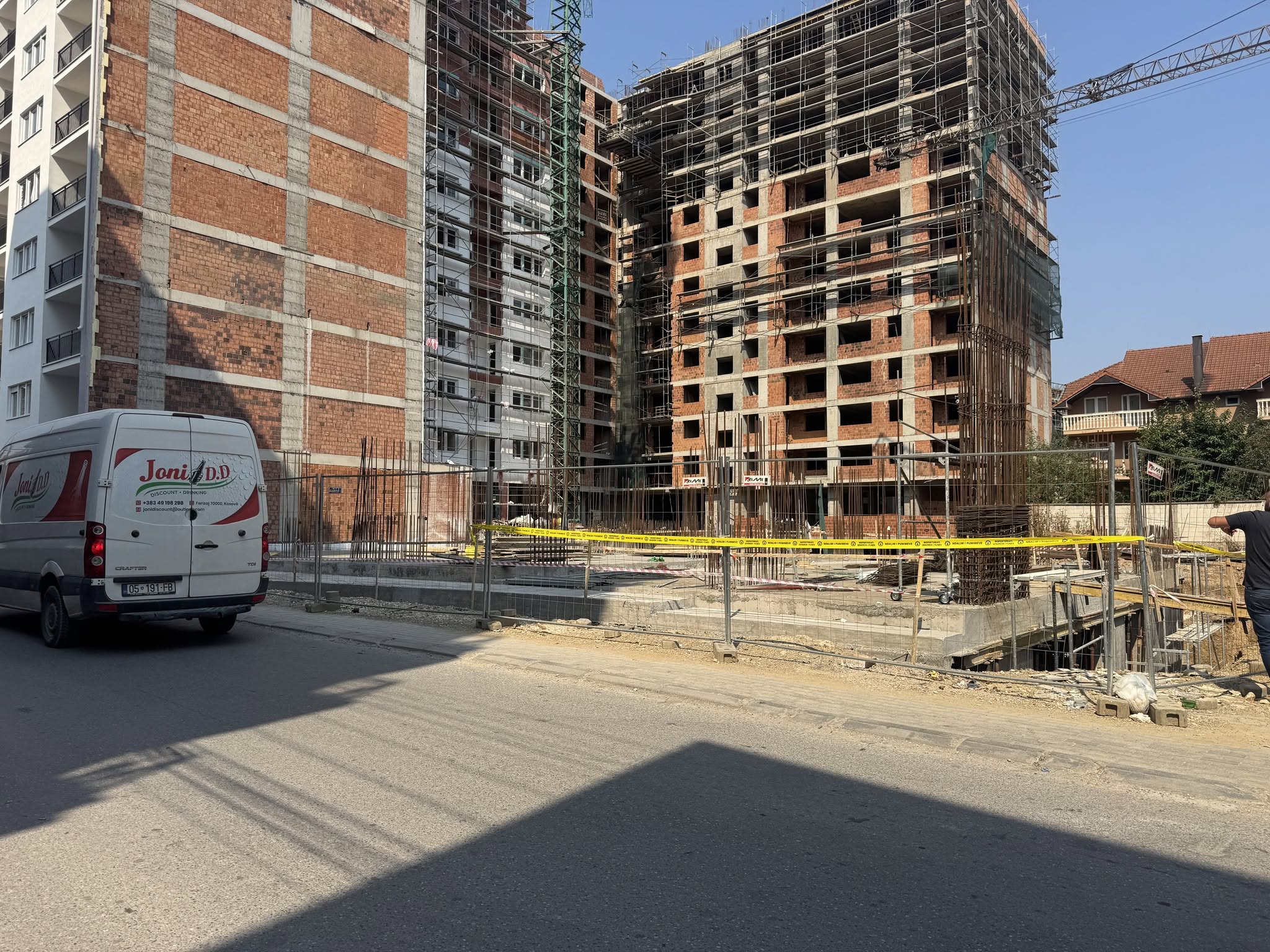 Inspektorati ndalon punimet në një kantier në Ferizaj pas rrezikut serioz