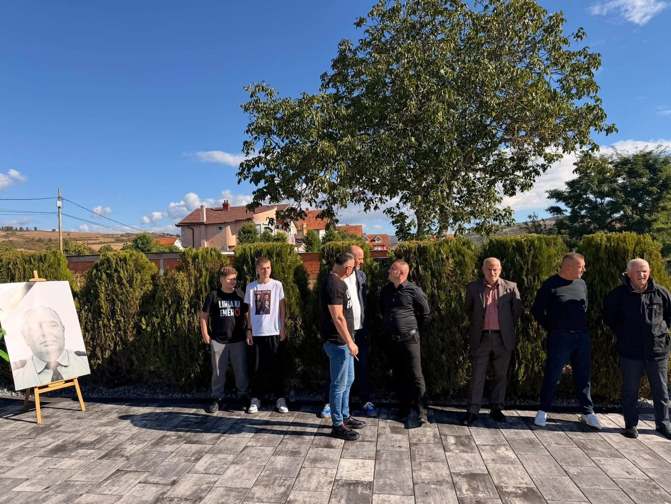 Foto: Familja e Afrim Bunjakut hap dyert për pritje në trevjetorin e rënies