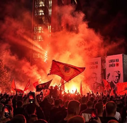 Foto: Tifo-grupet bashkohen sot në protestë për krerët e UÇK-së