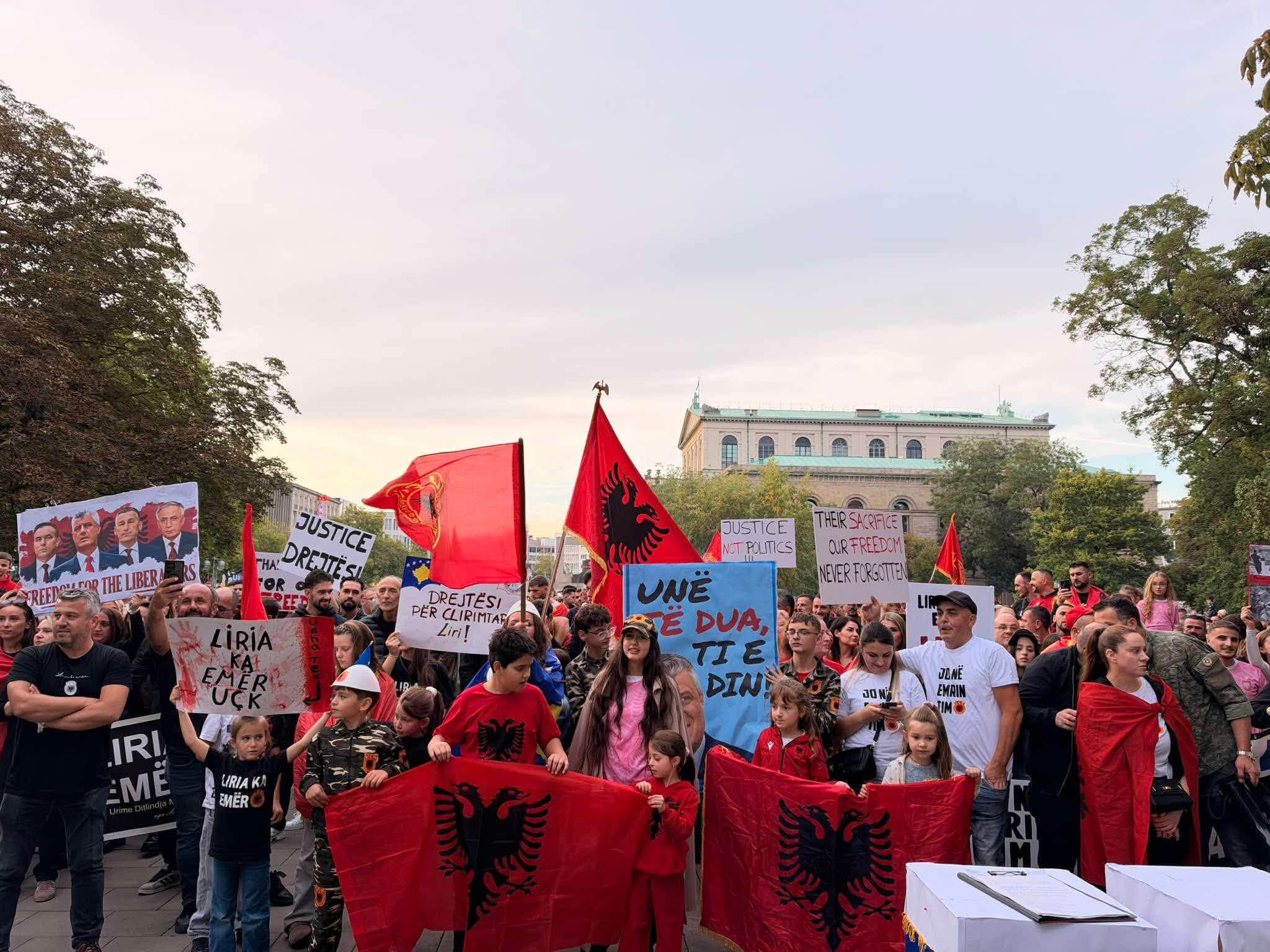 Foto: Protesta “Jo në emrin tim” mbahen në Frankfurt dhe Hanover
