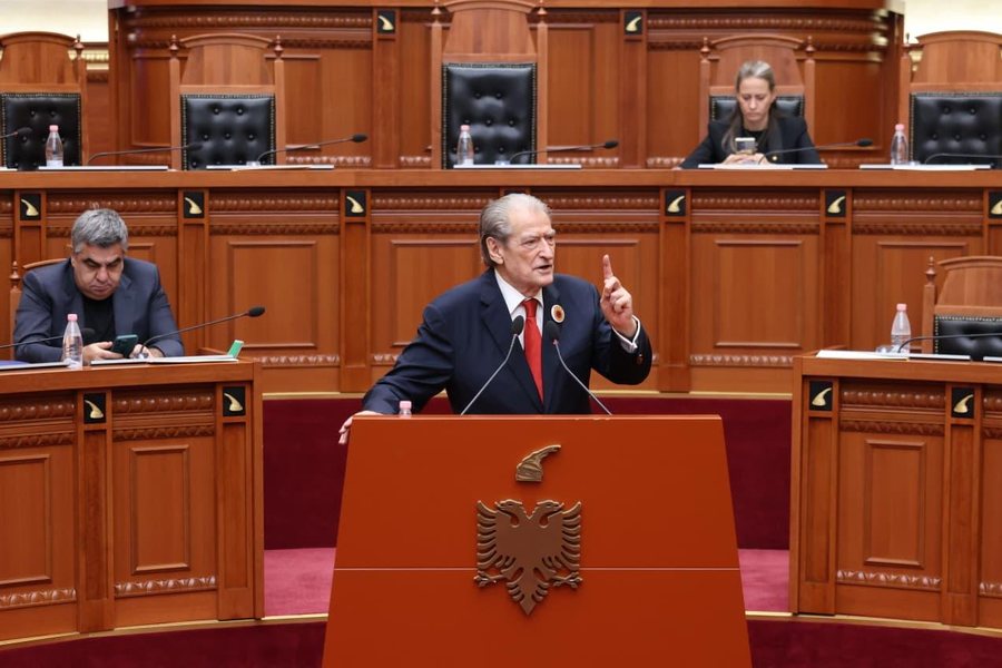 Foto: Berisha në Kuvend: Vuçiqi dhe Rama përgjegjës për dënimin në Hagë