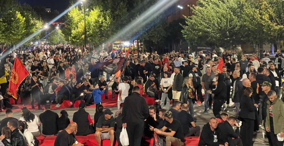 Qytetarët mblidhen në sheshin “Skënderbeu” para protestës së orës 21:00