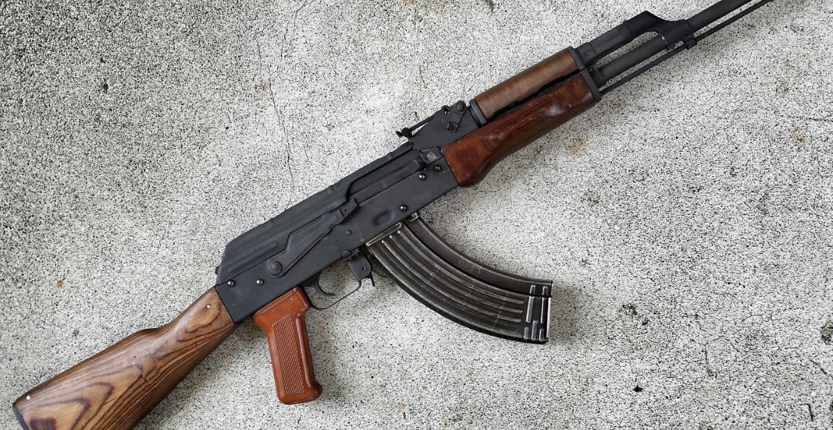 Foto: Videoja e vjetër rikthen hetimet për të shtënat me AK-47 në Klinë