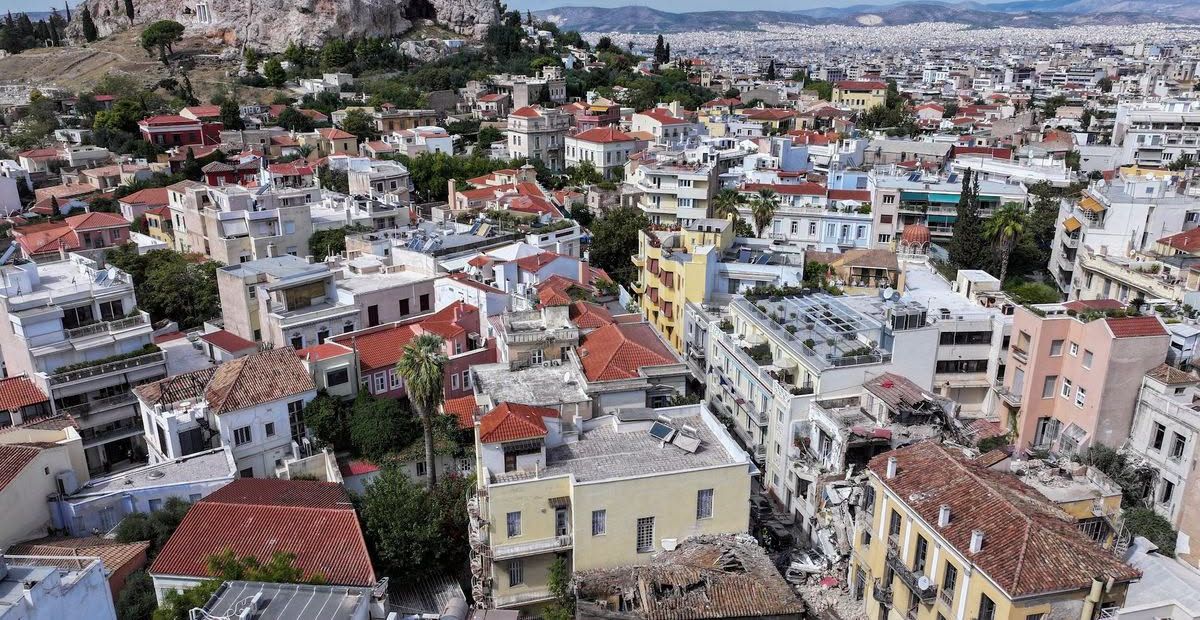 Foto: Shpërthimi në Athinë shemb ndërtesën, dy të vdekur dhe pesë të zhdukur