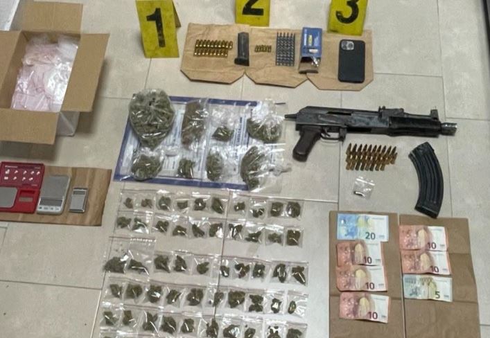Tre persona arrestohen në Prishtinë nën dyshime për drogë, armë dhe prova