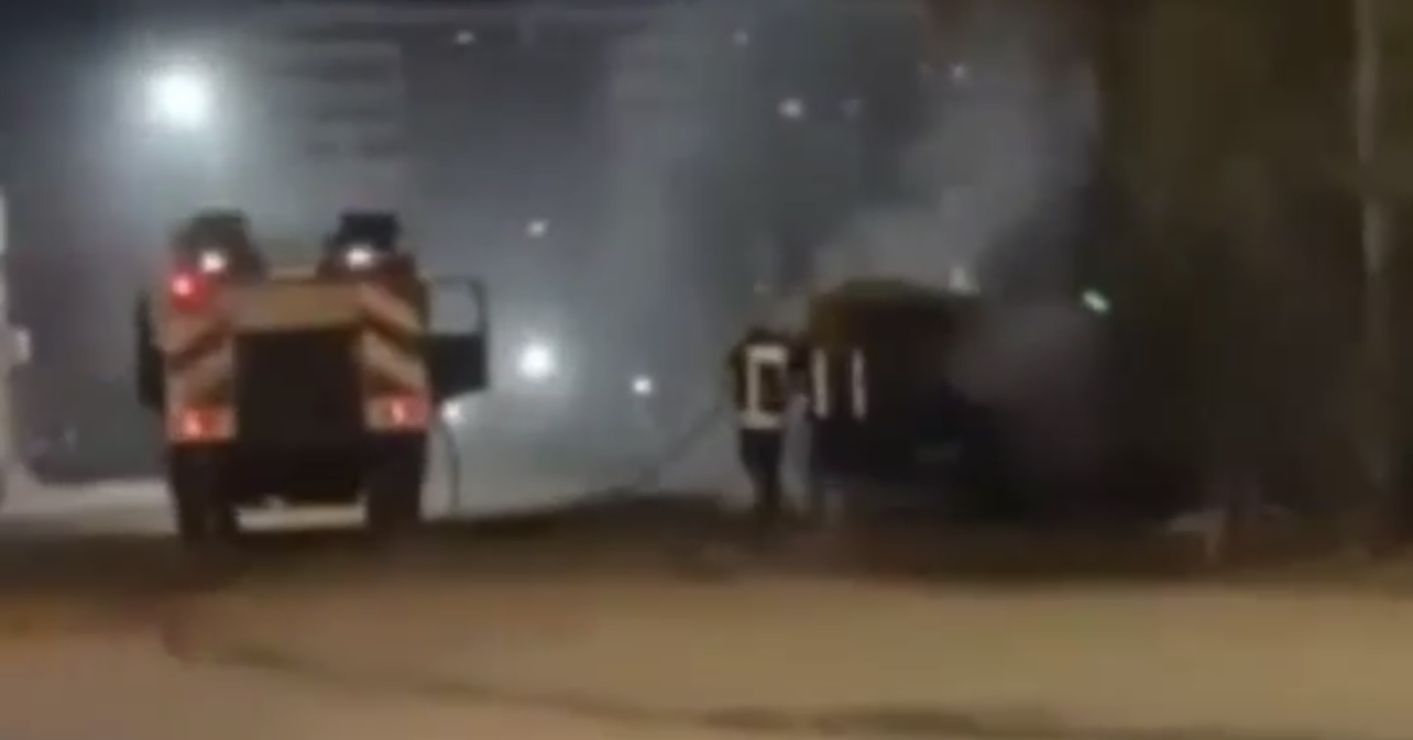 Digjet një kamion në rrugë në Prizren, dyshimi bie te kabllot