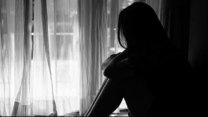 E ndoqi nga shkolla dhe e puthi pa dëshirë, arrestohet 67-vjeçari