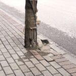 Foto: Shtylla e dëmtuar rrezikon banorët në Billushë, lagjja prej ditësh pa rrymë