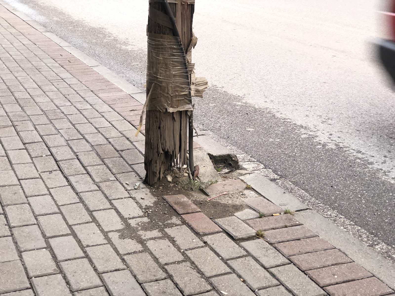 Foto: Shtylla e dëmtuar rrezikon banorët në Billushë, lagjja prej ditësh pa rrymë
