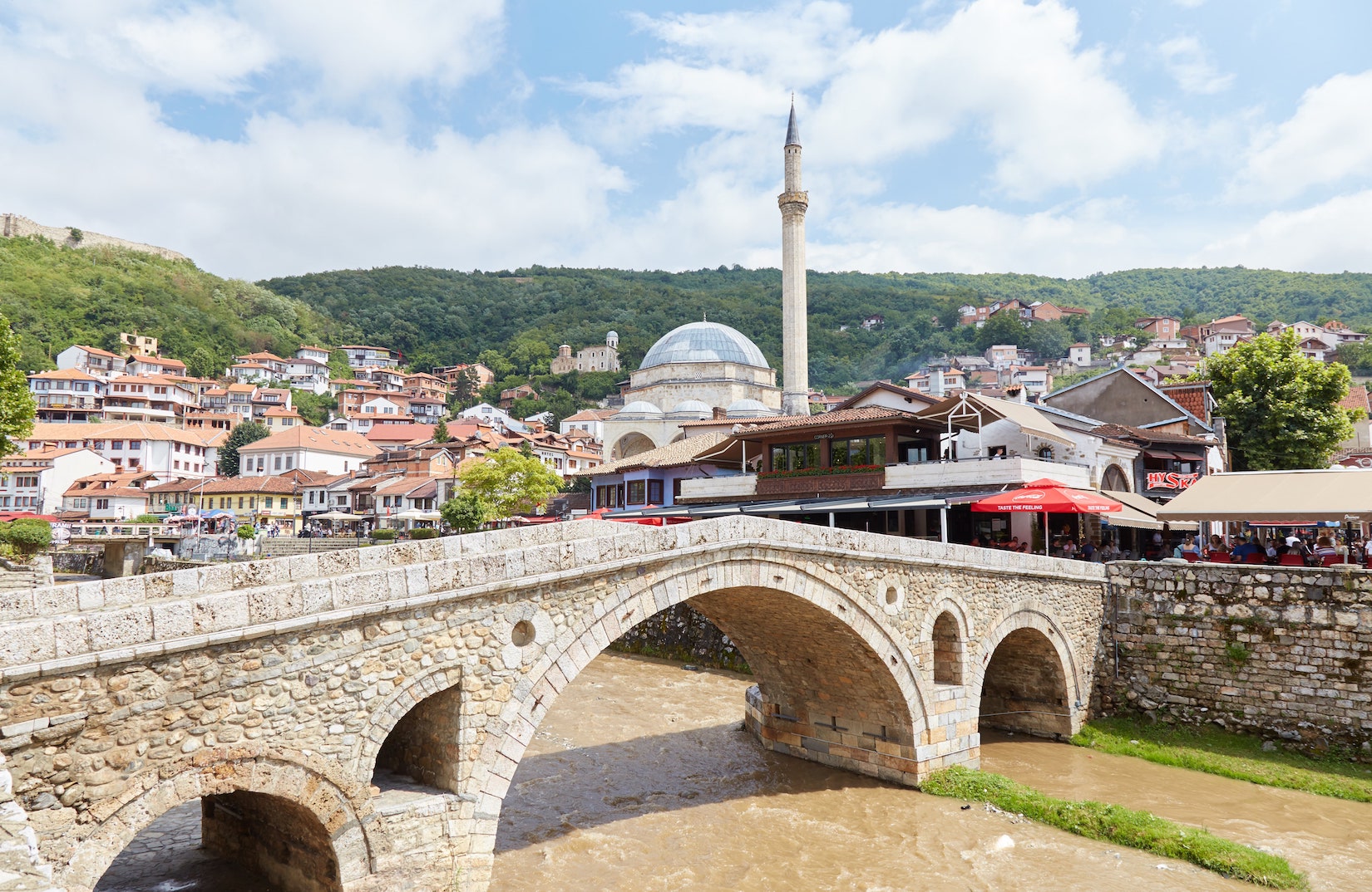 Foto: 15-vjeçarja e raportuar e zhdukur paraqitet me 22-vjeçarin në Prizren