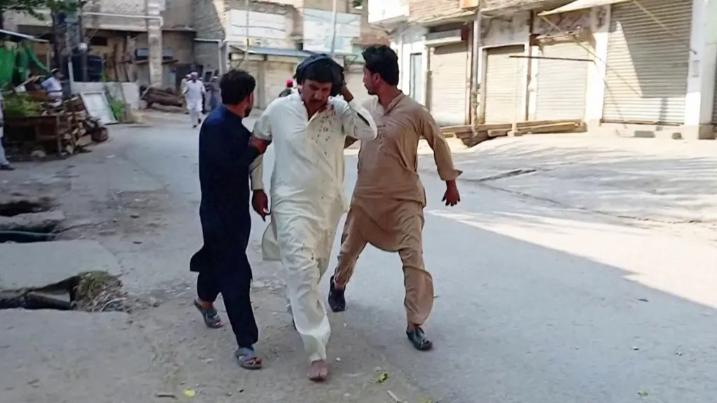 Të paktën 17 të vrarë nga sulmi me eksplozivë në një xhami në Pakistan