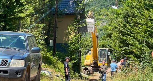 Nis rrënimi i objekteve pa leje në Rezallë të Zubin-Potokut