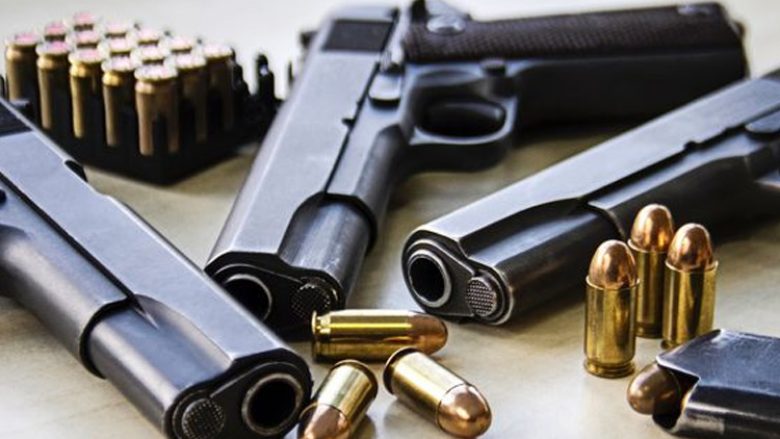Pistoletë, 93 fishekë dhe gëzhoja sekuestrohen në një shtëpi në Gjilan