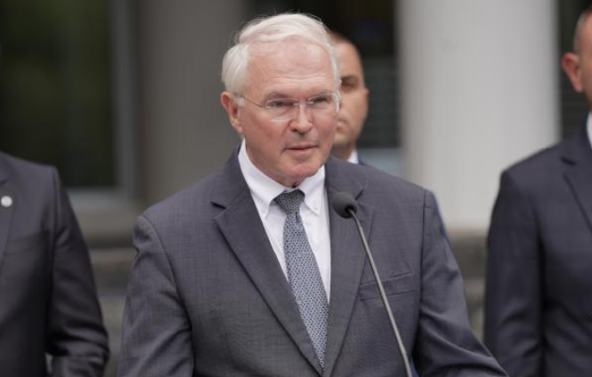 Christopher Hill: UÇK-ja synonte lirinë e Kosovës, por nuk kishte organizim vertikal