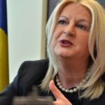 Foto: Edita Tahiri kujton Adem Beqirin pas identifikimit të mbetjeve mortore