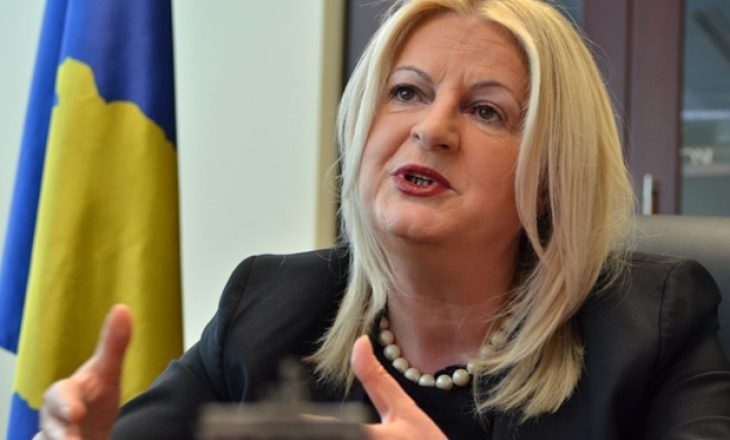 Foto: Edita Tahiri kujton Adem Beqirin pas identifikimit të mbetjeve mortore