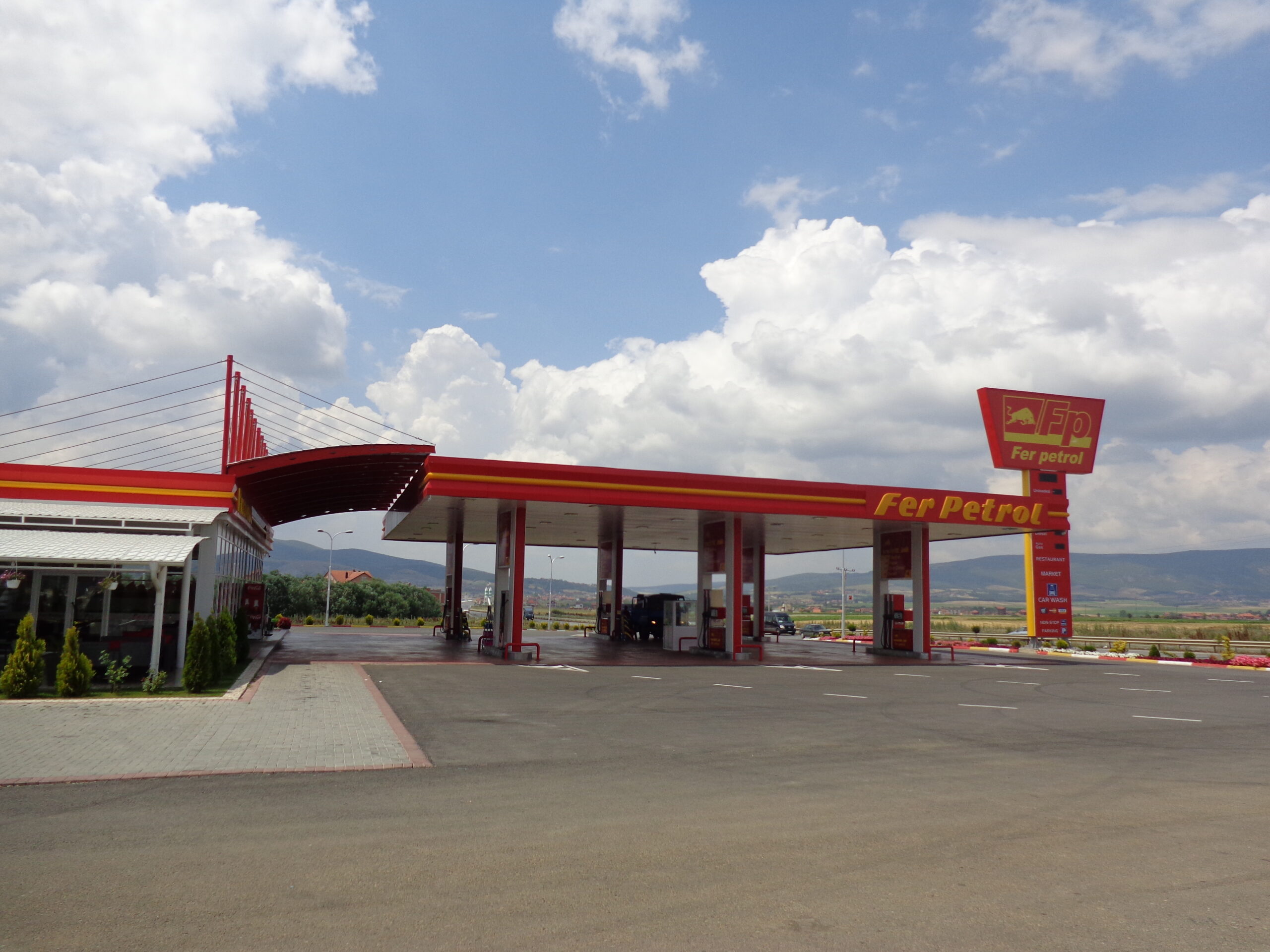 Foto: Sulmi me thikë te “Fer Petrol” në Skenderaj, dy të dyshuarit në paraburgim