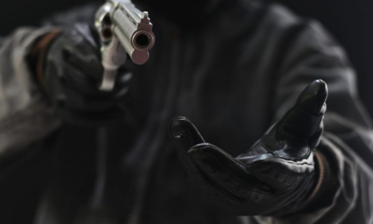 Dyshohet se dy persona me maska sulmuan një grua në Rahovec