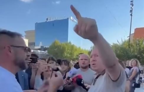 Foto: Gucati akuzon Kurtin para qytetarëve në Prishtinë