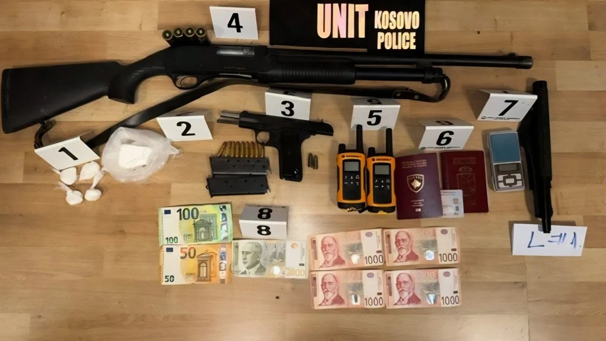 Arrestohet një person në Mitrovicë, sekuestrohen armë dhe shufër me “POLIC”