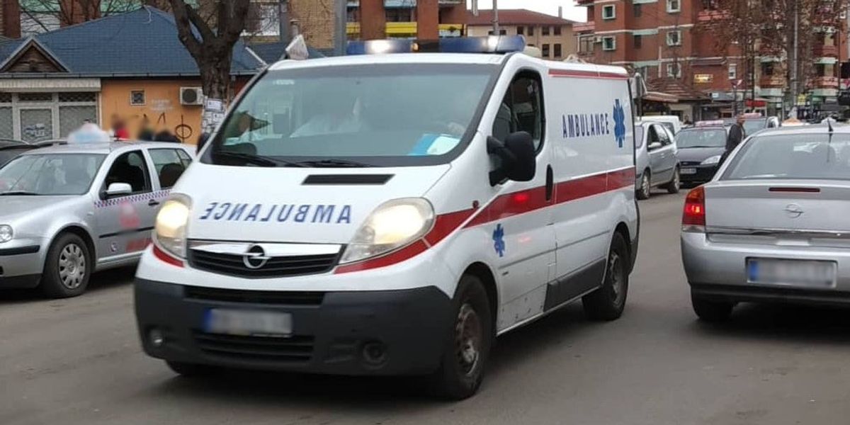 Fëmija goditet nga vetura në Vitomiricë, dërgohet në spital