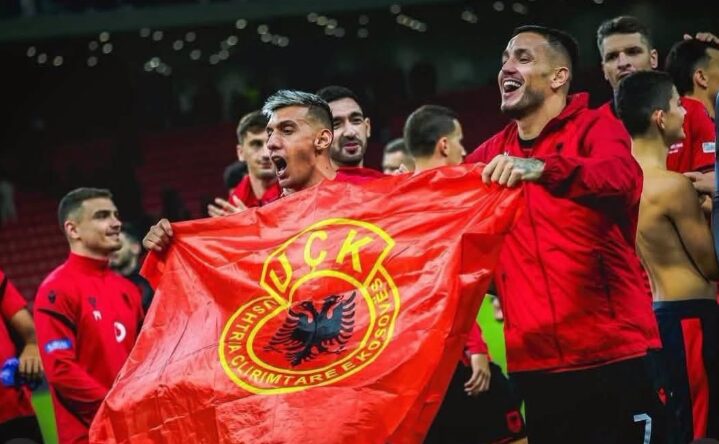 Foto: Shqipëria nis me fitore, flamuri i UÇK-së shfaqet në festë