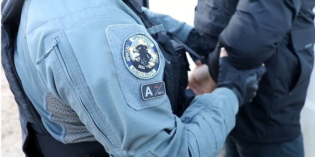 Foto: Dy persona arrestohen në Gjakovë, kapen duke marrë kamatë