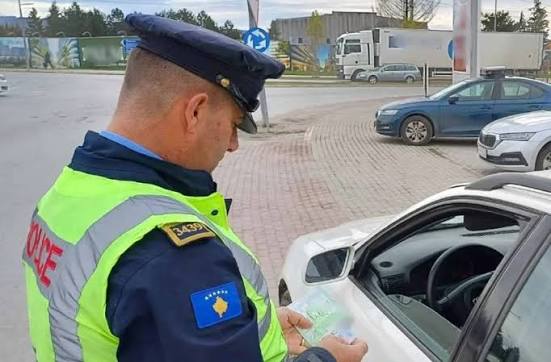 Foto: Audi ndalohet në Podujevë, dy të rinj lirohen pas intervistimit