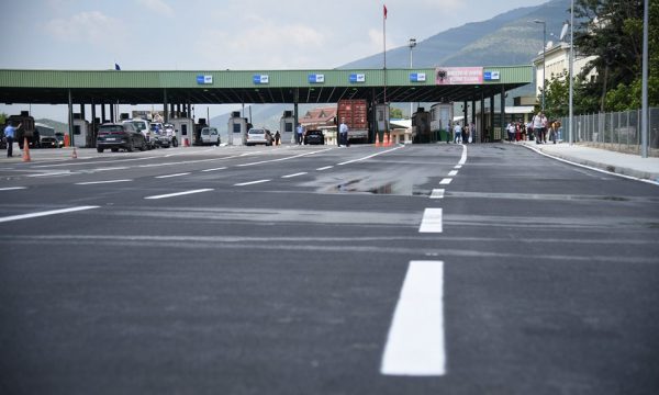 Foto: Incident mes doganierit dhe policit në Vërmicë, zyrtari ndalohet për kanosje