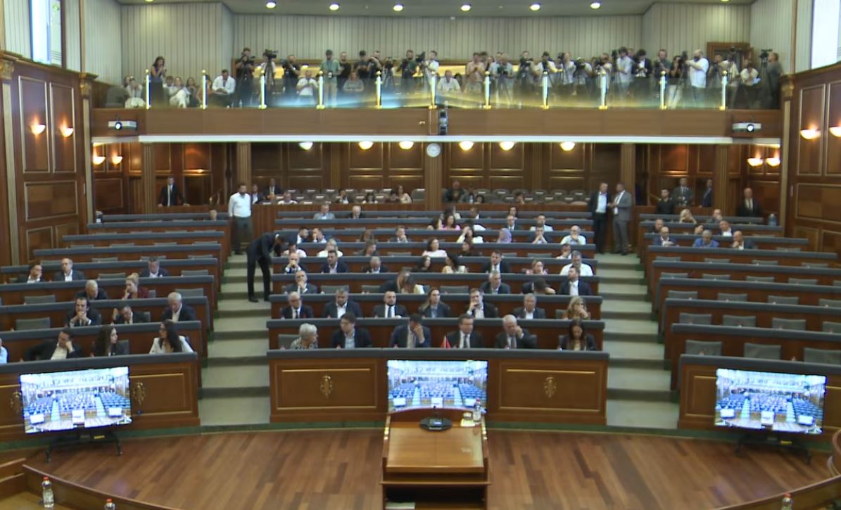 Seanca konstituive ndërpritet sërish, vazhdon të dielën