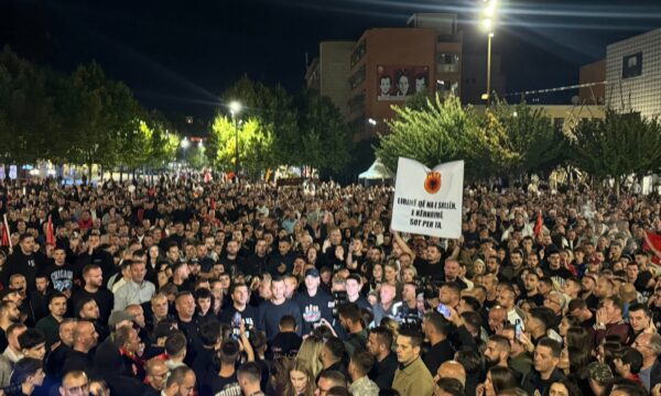 Foto: Mijëra qytetarë shpërndahen, përfundon protesta para Qeverisë në Prishtinë